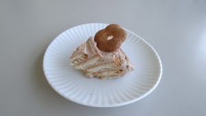 手作りチョコレートケーキのそばボーロ乗せ