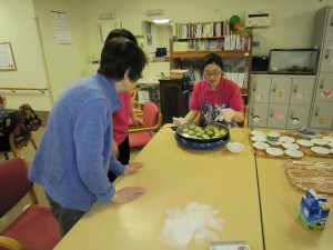 こねた芋餅をホットプレートで焼いている